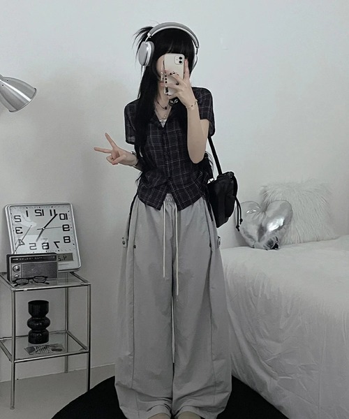 AsheKsha(アシクシャ)の「脇にギャザーが入ったウエスト絞りショート丈シフォンチェックシャツ(Tシャツ/カットソー・レディース・ブラック/ダークグレー・S/M)」の19枚目の写真