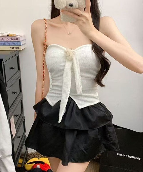 gossip!ロサンゼルス(ゴシップロサンゼルス)の「ツイード調 立体花飾り ハルターネックビスチェ コルセット風トップス レディース ノースリーブ 3 カラー(キャミソール・レディース・ホワイト/ブルー/ブラック・FREE)」の1枚目の写真