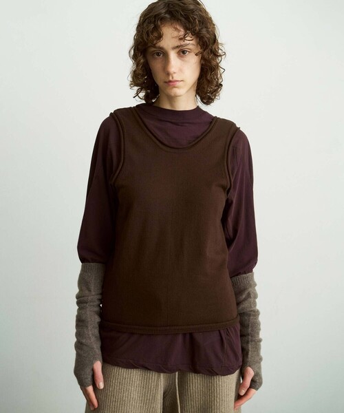 UNFIL（アンフィル）の「UNFIL | ブラッシュシルクコットン スリーブレストップ WOMEN（ニット/セーター・レディース・グレー/ピンク系その他/ダークブラウン・1）」の4枚目の写真