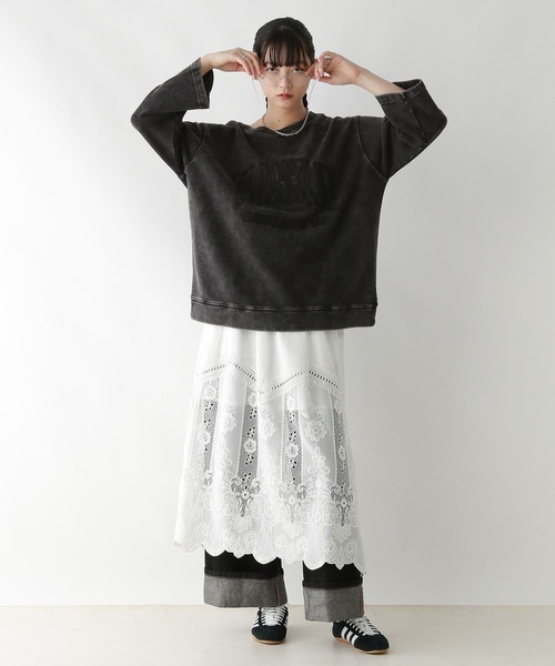 RAGEBLUE（レイジブルー）の「カレッジロゴ刺繍ピグメントプルオーバー（スウェット・レディース・ベージュ/ブラック・FREE）」の4枚目の写真