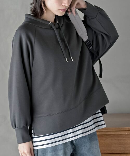 rps（アールピーエス）の「レイヤーネックラグランスリーブプルオーバー（スウェット・レディース・アイボリー/チャコールグレー/グレイッシュブルー/モカ・フリー）」の2枚目の写真