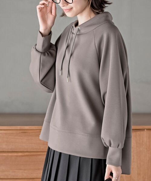 rps（アールピーエス）の「レイヤーネックラグランスリーブプルオーバー（スウェット・レディース・アイボリー/チャコールグレー/グレイッシュブルー/モカ・フリー）」の3枚目の写真