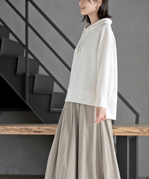 rps（アールピーエス）の「レイヤーネックラグランスリーブプルオーバー（スウェット・レディース・アイボリー/チャコールグレー/グレイッシュブルー/モカ・フリー）」の6枚目の写真