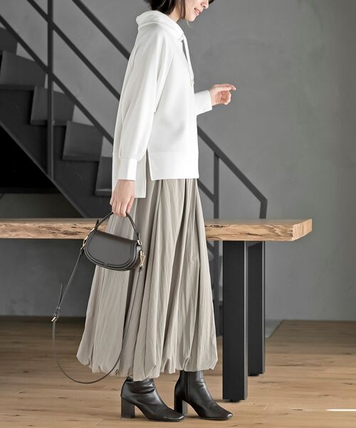 rps（アールピーエス）の「レイヤーネックラグランスリーブプルオーバー（スウェット・レディース・アイボリー/チャコールグレー/グレイッシュブルー/モカ・フリー）」の8枚目の写真