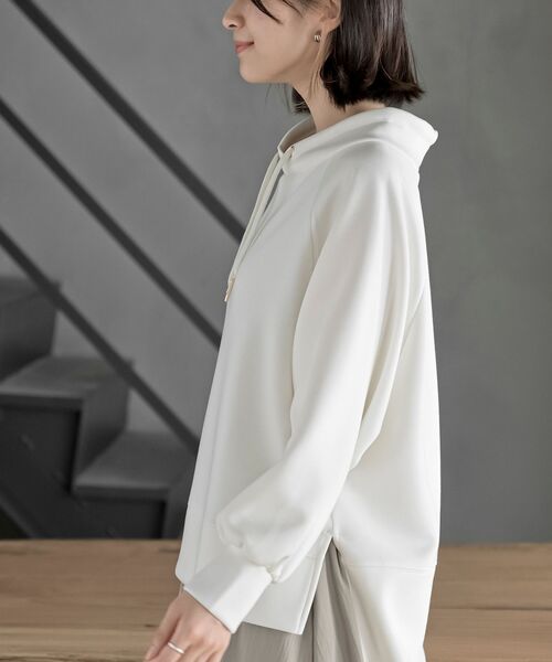 rps（アールピーエス）の「レイヤーネックラグランスリーブプルオーバー（スウェット・レディース・アイボリー/チャコールグレー/グレイッシュブルー/モカ・フリー）」の10枚目の写真