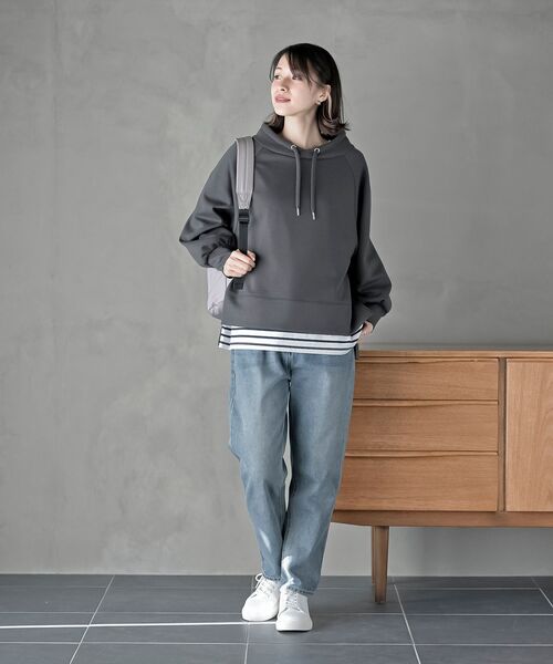 rps（アールピーエス）の「レイヤーネックラグランスリーブプルオーバー（スウェット・レディース・アイボリー/チャコールグレー/グレイッシュブルー/モカ・フリー）」の13枚目の写真