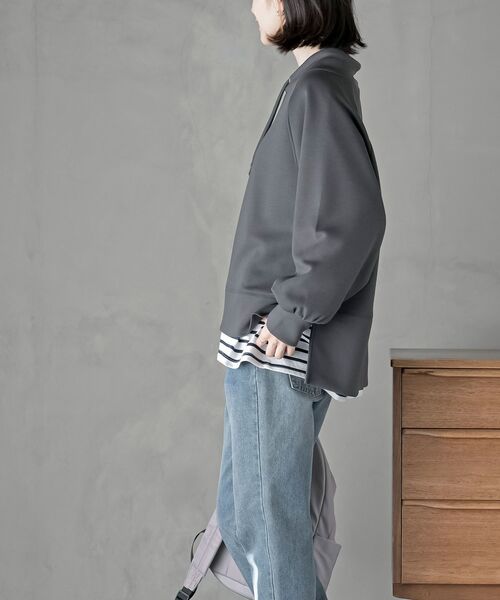 rps（アールピーエス）の「レイヤーネックラグランスリーブプルオーバー（スウェット・レディース・アイボリー/チャコールグレー/グレイッシュブルー/モカ・フリー）」の14枚目の写真