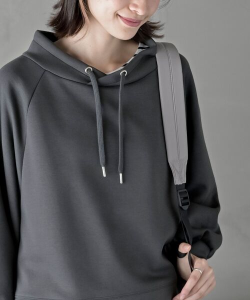 rps（アールピーエス）の「レイヤーネックラグランスリーブプルオーバー（スウェット・レディース・アイボリー/チャコールグレー/グレイッシュブルー/モカ・フリー）」の17枚目の写真