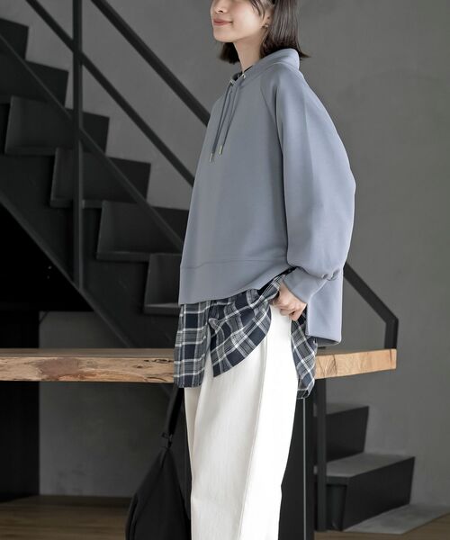 rps（アールピーエス）の「レイヤーネックラグランスリーブプルオーバー（スウェット・レディース・アイボリー/チャコールグレー/グレイッシュブルー/モカ・フリー）」の22枚目の写真