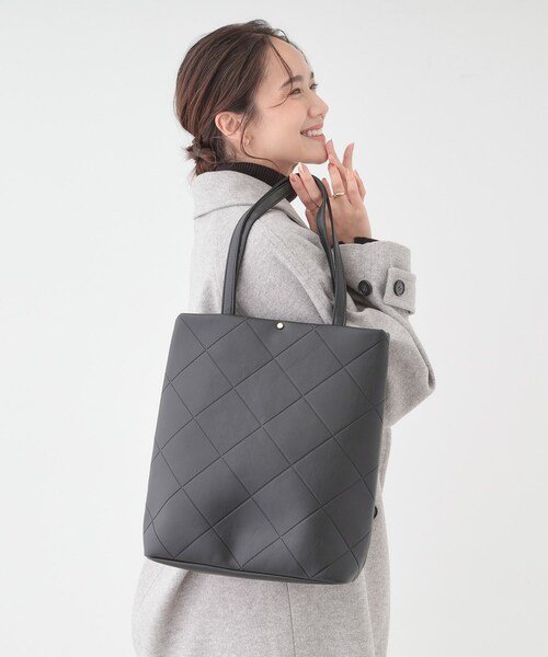 SHOO・LA・RUE(シューラルー)の「バイアスチェック型押しトートバッグ(トートバッグ・レディース・ナチュラル/ボルドー/ブラック・00)」の2枚目の写真