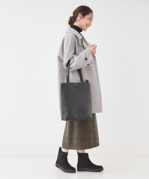 SHOO・LA・RUE(シューラルー)の「バイアスチェック型押しトートバッグ(トートバッグ・レディース・ナチュラル/ボルドー/ブラック・00)」の5枚目の写真