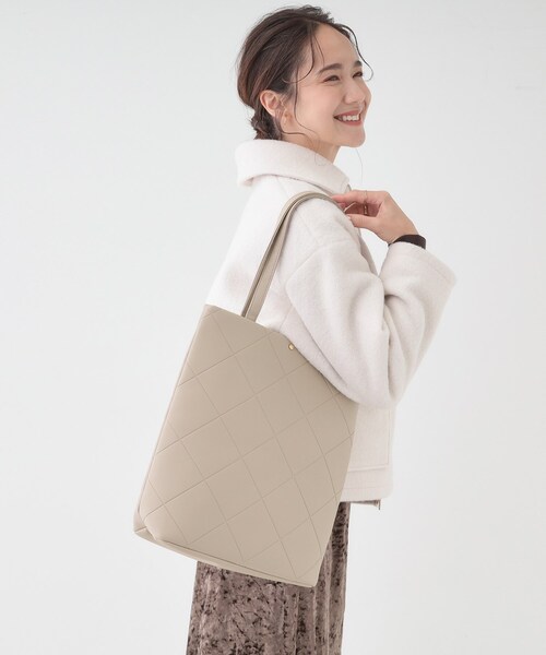 SHOO・LA・RUE(シューラルー)の「バイアスチェック型押しトートバッグ(トートバッグ・レディース・ナチュラル/ボルドー/ブラック・00)」の6枚目の写真