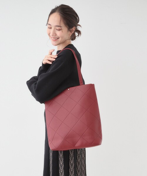 SHOO・LA・RUE(シューラルー)の「バイアスチェック型押しトートバッグ(トートバッグ・レディース・ナチュラル/ボルドー/ブラック・00)」の8枚目の写真