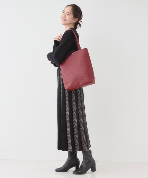 SHOO・LA・RUE(シューラルー)の「バイアスチェック型押しトートバッグ(トートバッグ・レディース・ナチュラル/ボルドー/ブラック・00)」の9枚目の写真