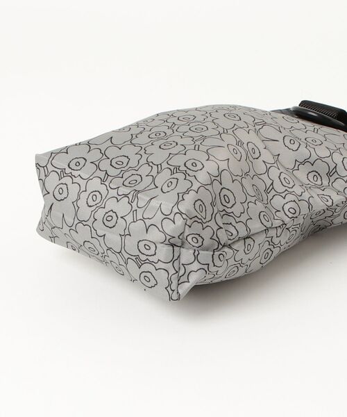 marimekko(マリメッコ)の「Piirto Unikko / Neat Phonepocket shoulder bag(ショルダーバッグ・レディース・ライトグレー・FREE)」の6枚目の写真