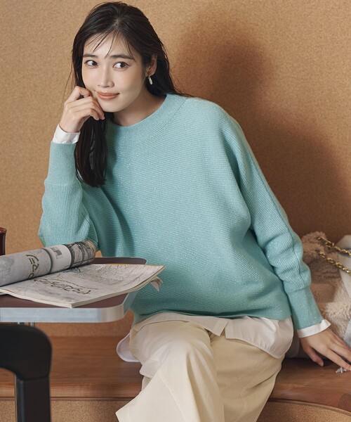 23区 S(ニジュウサンクチイサイサイズ)の「【洗える】ウールカシミヤラメ ドルマンスリーブ ニット(ニット/セーター・レディース・スモーキーグリーン系/グレー系/アイボリー系/黄土色系・32)」の4枚目の写真