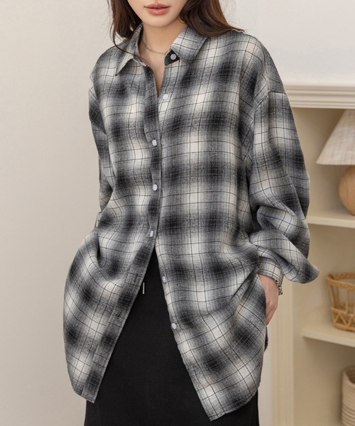 DAY CLOSET（デイ クローゼット）の「【2WAY/羽織ったり巻いたり】長袖グラデーションチェック柄オーバーサイズ×ドロップショルダーシャツ レディース（シャツ/ブラウス・レディース・ブラウン/ブラック・FREE）」の7枚目の写真