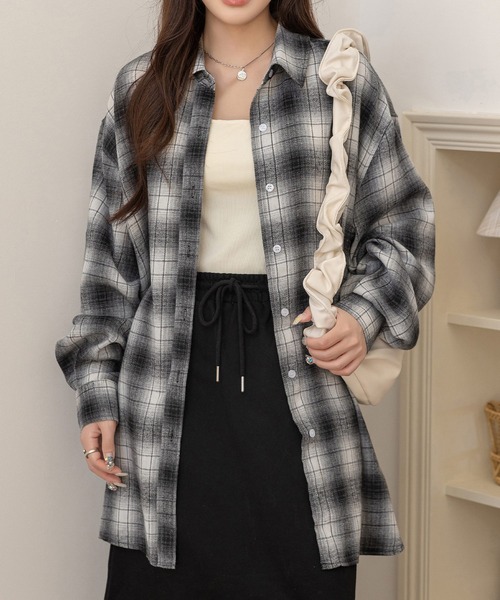 DAY CLOSET（デイ クローゼット）の「【2WAY/羽織ったり巻いたり】長袖グラデーションチェック柄オーバーサイズ×ドロップショルダーシャツ レディース（シャツ/ブラウス・レディース・ブラウン/ブラック・FREE）」の8枚目の写真