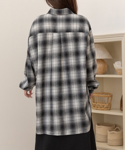 DAY CLOSET（デイ クローゼット）の「【2WAY/羽織ったり巻いたり】長袖グラデーションチェック柄オーバーサイズ×ドロップショルダーシャツ レディース（シャツ/ブラウス・レディース・ブラウン/ブラック・FREE）」の9枚目の写真