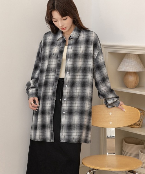 DAY CLOSET（デイ クローゼット）の「【2WAY/羽織ったり巻いたり】長袖グラデーションチェック柄オーバーサイズ×ドロップショルダーシャツ レディース（シャツ/ブラウス・レディース・ブラウン/ブラック・FREE）」の11枚目の写真