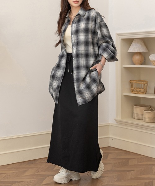 DAY CLOSET（デイ クローゼット）の「【2WAY/羽織ったり巻いたり】長袖グラデーションチェック柄オーバーサイズ×ドロップショルダーシャツ レディース（シャツ/ブラウス・レディース・ブラウン/ブラック・FREE）」の12枚目の写真