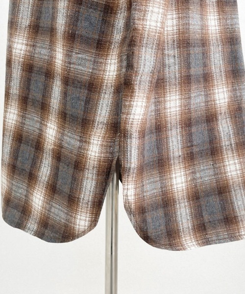 DAY CLOSET（デイ クローゼット）の「【2WAY/羽織ったり巻いたり】長袖グラデーションチェック柄オーバーサイズ×ドロップショルダーシャツ レディース（シャツ/ブラウス・レディース・ブラウン/ブラック・FREE）」の4枚目の写真