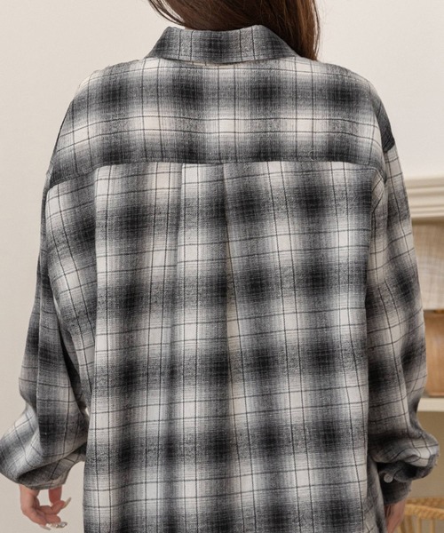 DAY CLOSET（デイ クローゼット）の「【2WAY/羽織ったり巻いたり】長袖グラデーションチェック柄オーバーサイズ×ドロップショルダーシャツ レディース（シャツ/ブラウス・レディース・ブラウン/ブラック・FREE）」の5枚目の写真