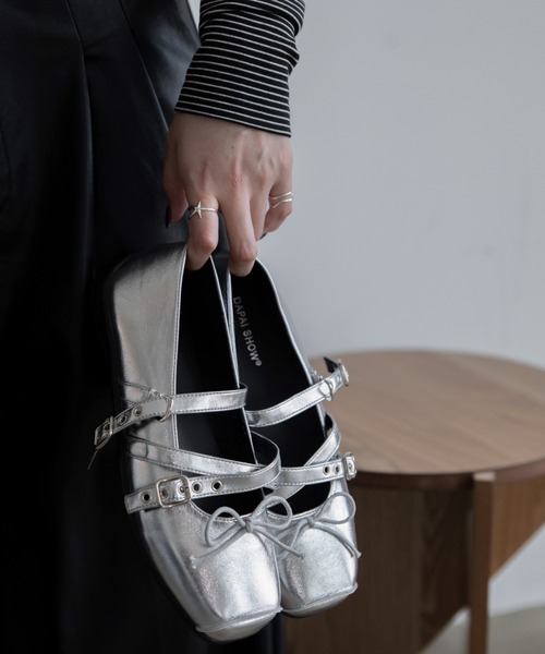 VACANCY（ヴァカンシー）の「ランダムストラップスクエアトゥフラットスニーカー（スニーカー・レディース・シルバー/ブラック/レッド・LARGE/MEDIUM）」の3枚目の写真