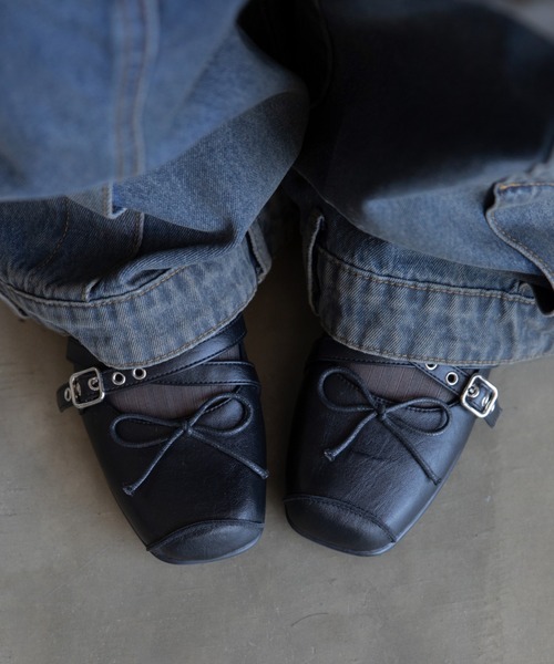 VACANCY（ヴァカンシー）の「ランダムストラップスクエアトゥフラットスニーカー（スニーカー・レディース・シルバー/ブラック/レッド・LARGE/MEDIUM）」の2枚目の写真