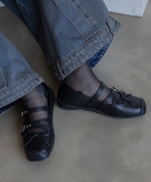 VACANCY（ヴァカンシー）の「ランダムストラップスクエアトゥフラットスニーカー（スニーカー・レディース・シルバー/ブラック/レッド・LARGE/MEDIUM）」の8枚目の写真