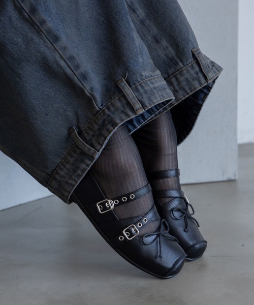 VACANCY（ヴァカンシー）の「ランダムストラップスクエアトゥフラットスニーカー（スニーカー・レディース・シルバー/ブラック/レッド・LARGE/MEDIUM）」の9枚目の写真