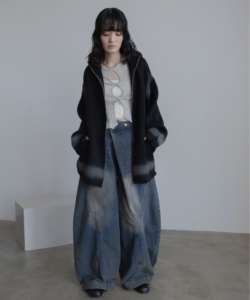 VACANCY（ヴァカンシー）の「ランダムストラップスクエアトゥフラットスニーカー（スニーカー・レディース・シルバー/ブラック/レッド・LARGE/MEDIUM）」の11枚目の写真