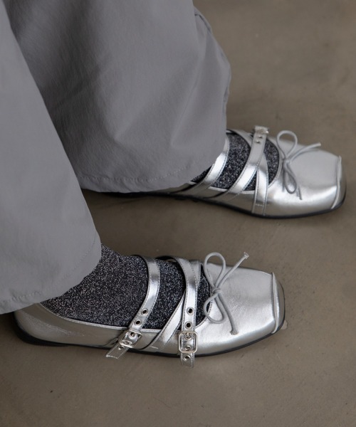 VACANCY（ヴァカンシー）の「ランダムストラップスクエアトゥフラットスニーカー（スニーカー・レディース・シルバー/ブラック/レッド・LARGE/MEDIUM）」の12枚目の写真