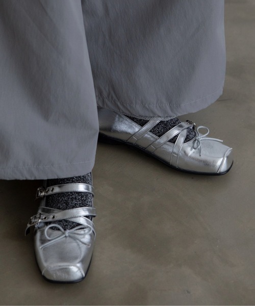 VACANCY（ヴァカンシー）の「ランダムストラップスクエアトゥフラットスニーカー（スニーカー・レディース・シルバー/ブラック/レッド・LARGE/MEDIUM）」の13枚目の写真