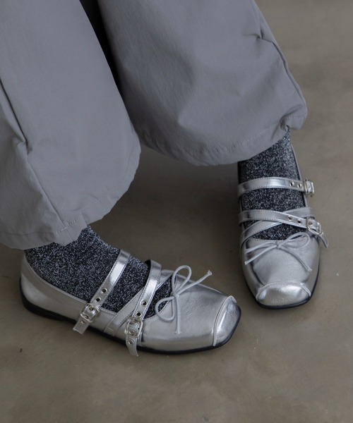 VACANCY（ヴァカンシー）の「ランダムストラップスクエアトゥフラットスニーカー（スニーカー・レディース・シルバー/ブラック/レッド・LARGE/MEDIUM）」の14枚目の写真