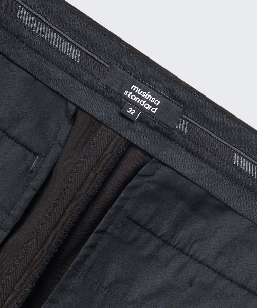 MUSINSA STANDARD（ムシンサスタンダード）の「テーパード隠しバンディングクロップドスラックス[ダークブラウン]（スラックス・メンズ・その他・38/34/32/30/31/33/26/27/28/29）」の4枚目の写真