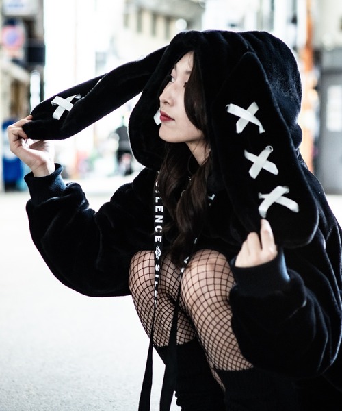 Revo.(レボ)の「【25AW新色追加】ラビット うさ耳 フードデザイン フェイクファー ブルゾン レースアップ うさみみ 耳付き ファージップパーカー(ブルゾン・レディース・ホワイト/ブラック×ホワイト/ピンク/ブラック×パープル/サックスブルー・FREE)」の2枚目の写真