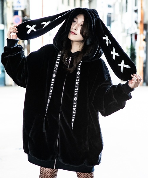 Revo.(レボ)の「【25AW新色追加】ラビット うさ耳 フードデザイン フェイクファー ブルゾン レースアップ うさみみ 耳付き ファージップパーカー(ブルゾン・レディース・ホワイト/ブラック×ホワイト/ピンク/ブラック×パープル/サックスブルー・FREE)」の7枚目の写真