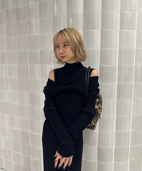 Ameri（アメリ）の「UND RANDOM RIB OFF SHOULDER KNIT DRESS（ドレス・レディース・ボルドー/ライトベージュ/ブラック・SMALL/MEDIUM）」の7枚目の写真