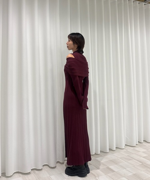 セール】UND RANDOM RIB OFF SHOULDER KNIT DRESS（ドレス）｜Ameri