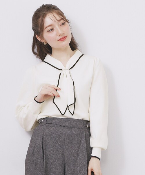 index（インデックス）の「ゴールドパーツ付きボウタイニット【洗濯機OK】《10col/XS～LL》（ニット/セーター・レディース・ホワイト系7/ベージュ系その他7/ピンク系1/ボルドー/ブルー系5/サックスブルー系7/チャコールグレー/ブラック系4/グレー系4/ブラウン系その他7・34/36/38/40/42）」の2枚目の写真