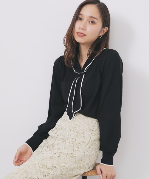 index（インデックス）の「ゴールドパーツ付きボウタイニット【洗濯機OK】《10col/XS～LL》（ニット/セーター・レディース・ホワイト系7/ベージュ系その他7/ピンク系1/ボルドー/ブルー系5/サックスブルー系7/チャコールグレー/ブラック系4/グレー系4/ブラウン系その他7・34/36/38/40/42）」の3枚目の写真