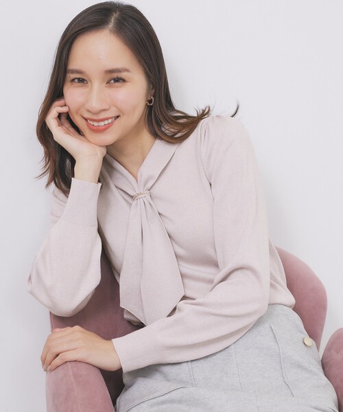 index（インデックス）の「ゴールドパーツ付きボウタイニット【洗濯機OK】《10col/XS～LL》（ニット/セーター・レディース・ホワイト系7/ベージュ系その他7/ピンク系1/ボルドー/ブルー系5/サックスブルー系7/チャコールグレー/ブラック系4/グレー系4/ブラウン系その他7・34/36/38/40/42）」の9枚目の写真