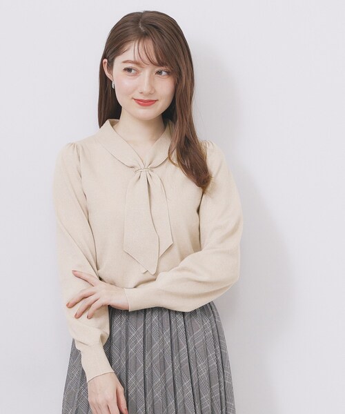 index（インデックス）の「ゴールドパーツ付きボウタイニット【洗濯機OK】《10col/XS～LL》（ニット/セーター・レディース・ホワイト系7/ベージュ系その他7/ピンク系1/ボルドー/ブルー系5/サックスブルー系7/チャコールグレー/ブラック系4/グレー系4/ブラウン系その他7・34/36/38/40/42）」の6枚目の写真