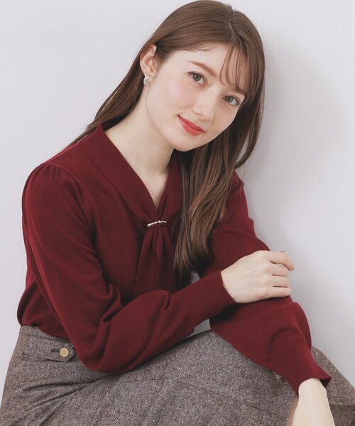 index（インデックス）の「ゴールドパーツ付きボウタイニット【洗濯機OK】《10col/XS～LL》（ニット/セーター・レディース・ホワイト系7/ベージュ系その他7/ピンク系1/ボルドー/ブルー系5/サックスブルー系7/チャコールグレー/ブラック系4/グレー系4/ブラウン系その他7・34/36/38/40/42）」の10枚目の写真