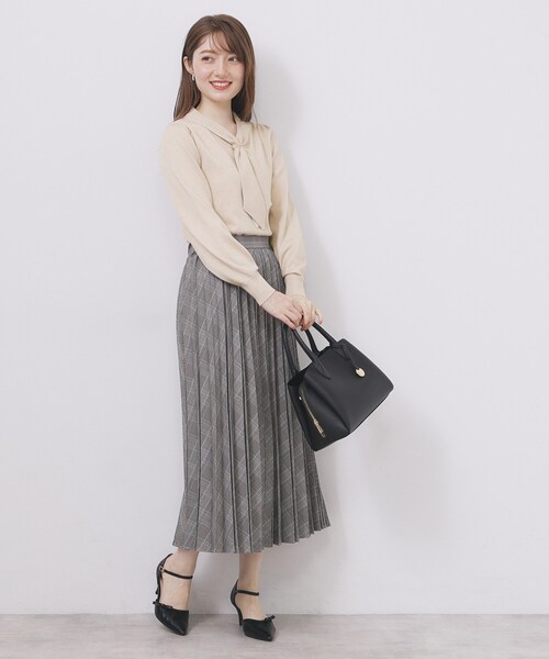 index（インデックス）の「ゴールドパーツ付きボウタイニット【洗濯機OK】《10col/XS～LL》（ニット/セーター・レディース・ホワイト系7/ベージュ系その他7/ピンク系1/ボルドー/ブルー系5/サックスブルー系7/チャコールグレー/ブラック系4/グレー系4/ブラウン系その他7・34/36/38/40/42）」の16枚目の写真