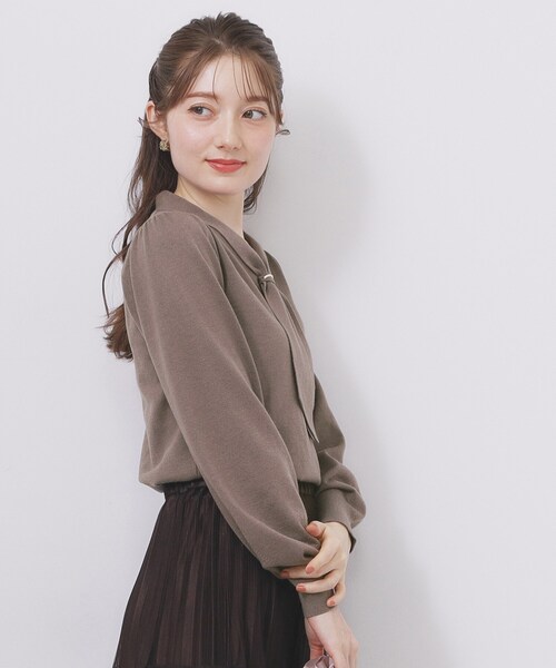 index（インデックス）の「ゴールドパーツ付きボウタイニット【洗濯機OK】《10col/XS～LL》（ニット/セーター・レディース・ホワイト系7/ベージュ系その他7/ピンク系1/ボルドー/ブルー系5/サックスブルー系7/チャコールグレー/ブラック系4/グレー系4/ブラウン系その他7・34/36/38/40/42）」の19枚目の写真