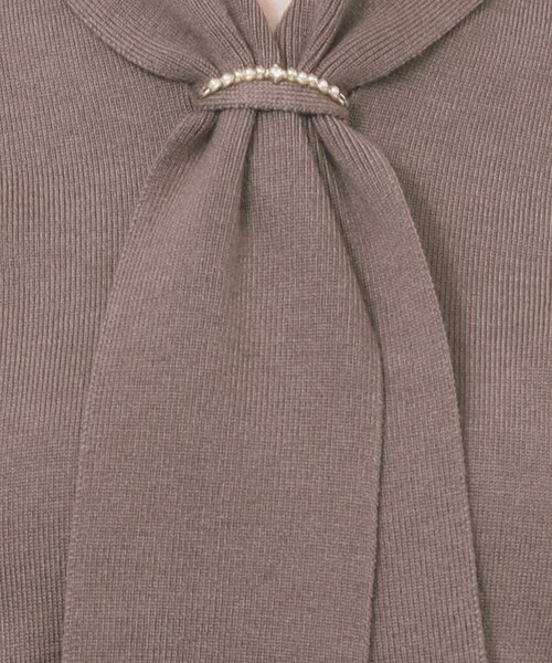 index（インデックス）の「ゴールドパーツ付きボウタイニット【洗濯機OK】《10col/XS～LL》（ニット/セーター・レディース・ホワイト系7/ベージュ系その他7/ピンク系1/ボルドー/ブルー系5/サックスブルー系7/チャコールグレー/ブラック系4/グレー系4/ブラウン系その他7・34/36/38/40/42）」の22枚目の写真