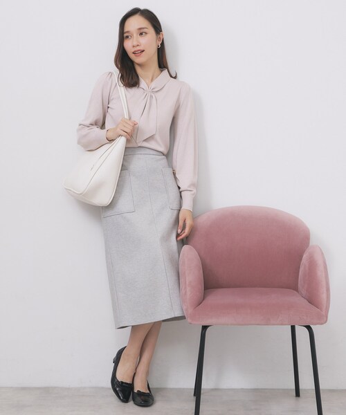 index（インデックス）の「ゴールドパーツ付きボウタイニット【洗濯機OK】《10col/XS～LL》（ニット/セーター・レディース・ホワイト系7/ベージュ系その他7/ピンク系1/ボルドー/ブルー系5/サックスブルー系7/チャコールグレー/ブラック系4/グレー系4/ブラウン系その他7・34/36/38/40/42）」の12枚目の写真