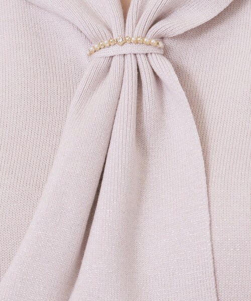 index（インデックス）の「ゴールドパーツ付きボウタイニット【洗濯機OK】《10col/XS～LL》（ニット/セーター・レディース・ホワイト系7/ベージュ系その他7/ピンク系1/ボルドー/ブルー系5/サックスブルー系7/チャコールグレー/ブラック系4/グレー系4/ブラウン系その他7・34/36/38/40/42）」の11枚目の写真